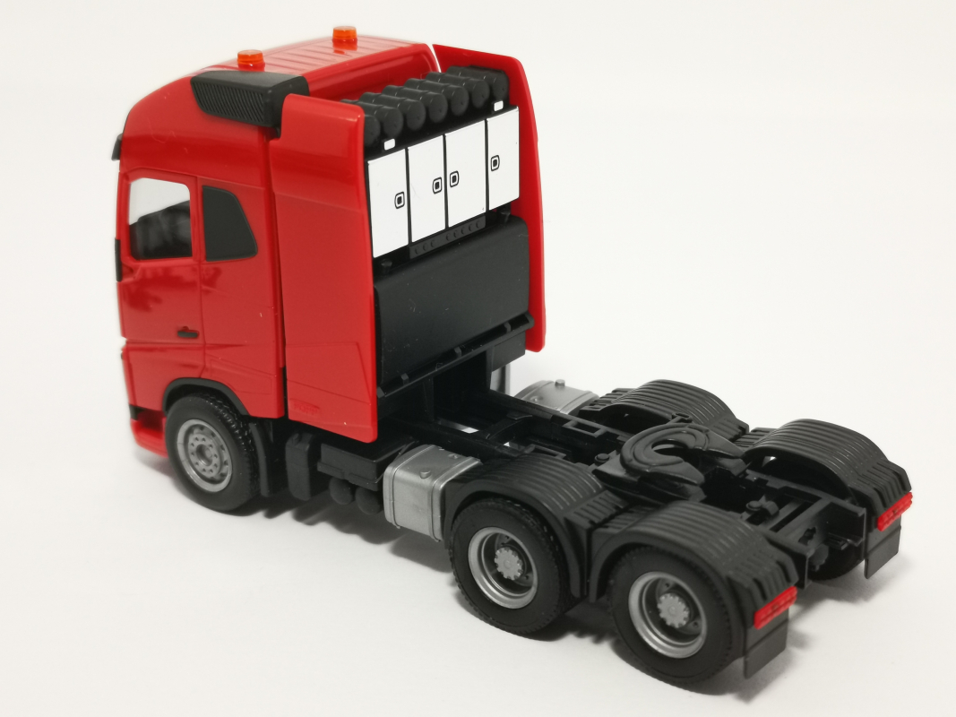 312387 Volvo FH Gl. XL 6×4 Zugmaschine mit Schwerlastturm, rot	 Herpa