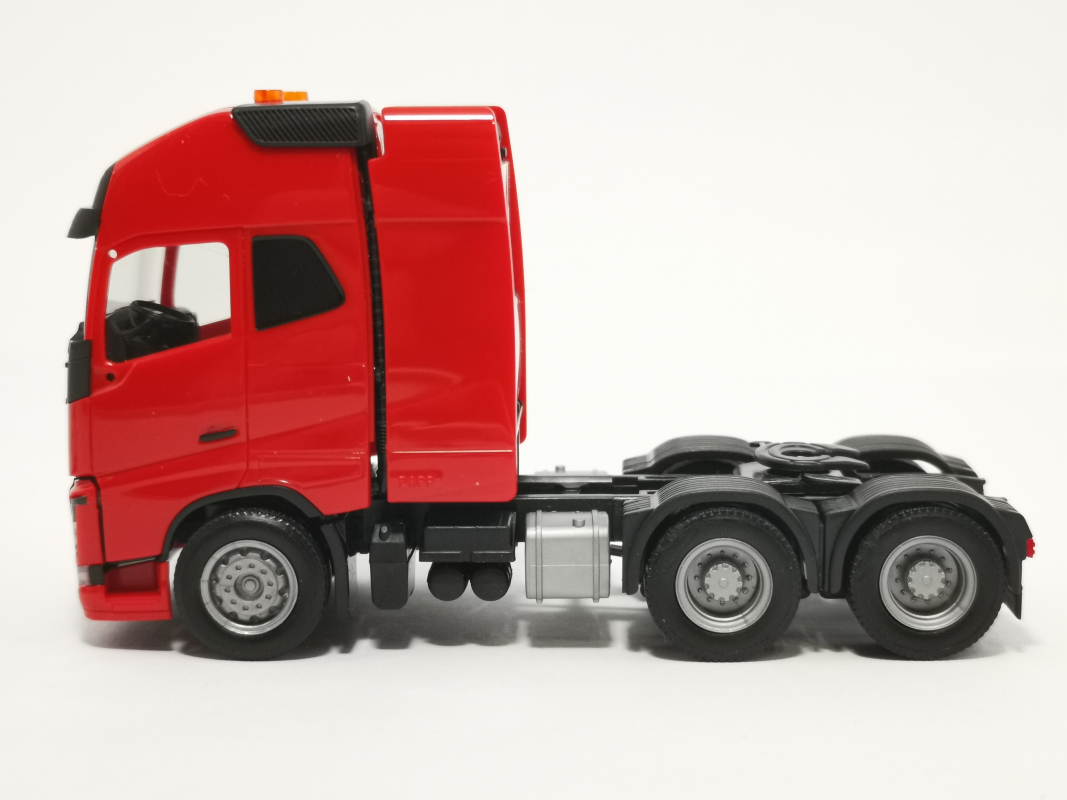 312387 Volvo FH Gl. XL 6×4 Zugmaschine mit Schwerlastturm, rot	 Herpa
