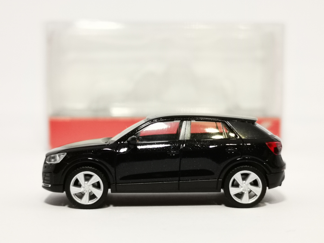 038676-003 Audi Q2, mythosschwarz metallic Herpa