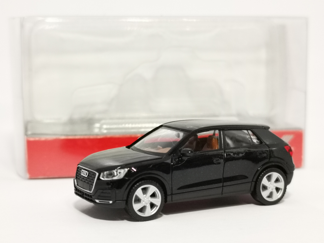 038676-003 Audi Q2, mythosschwarz metallic Herpa