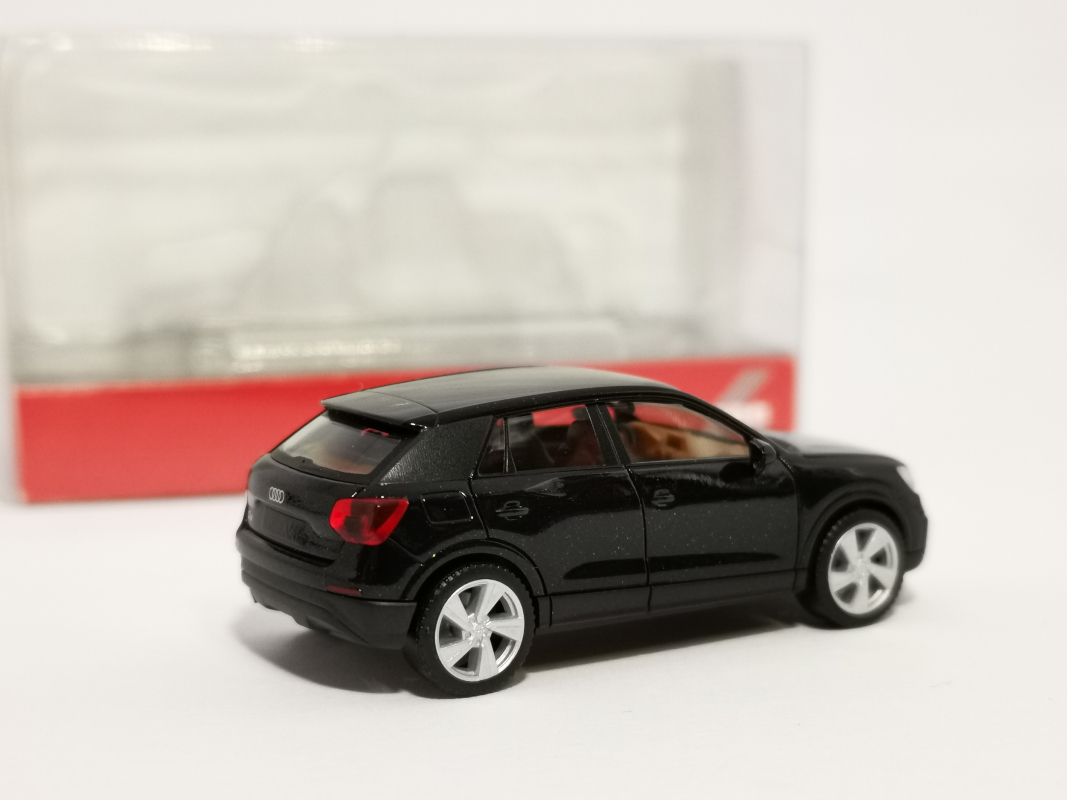038676-003 Audi Q2, mythosschwarz metallic Herpa