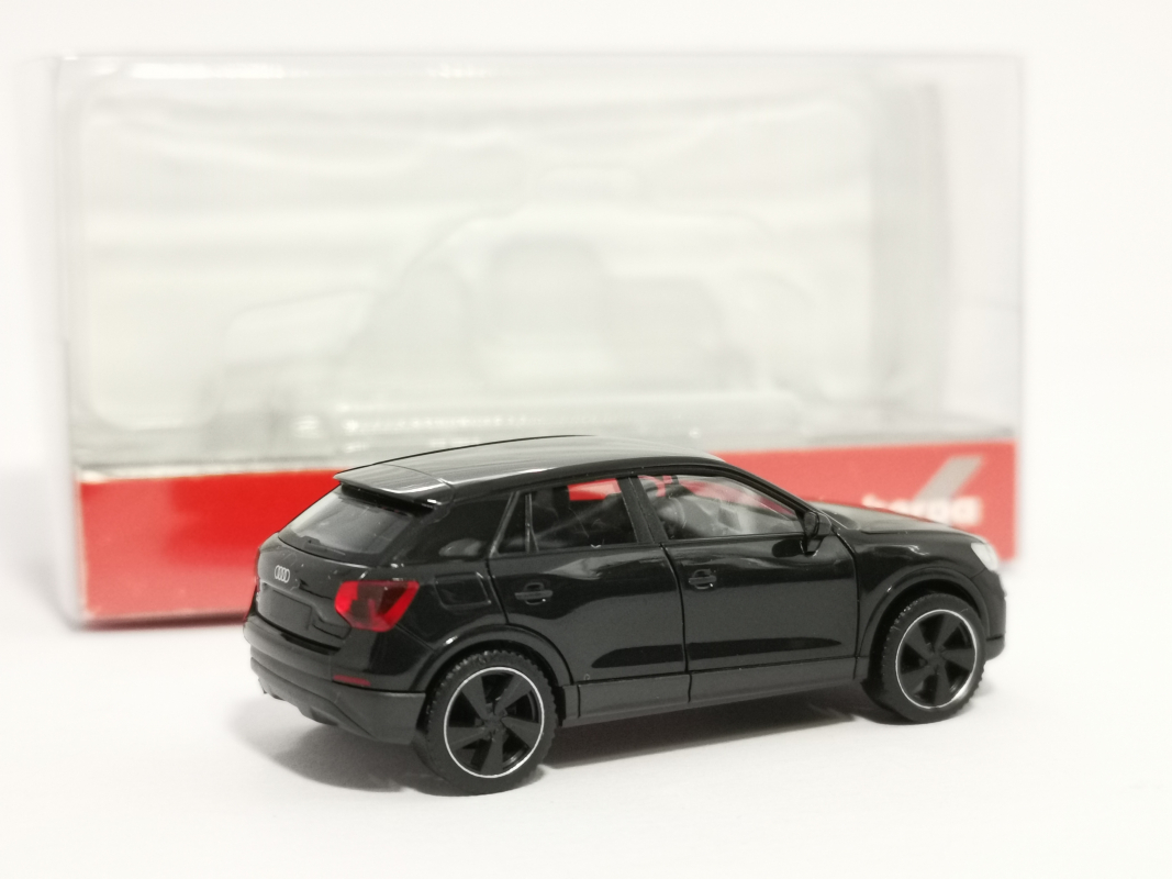 420877 Audi Q2 Black Edition, brillantschwarz Herpa