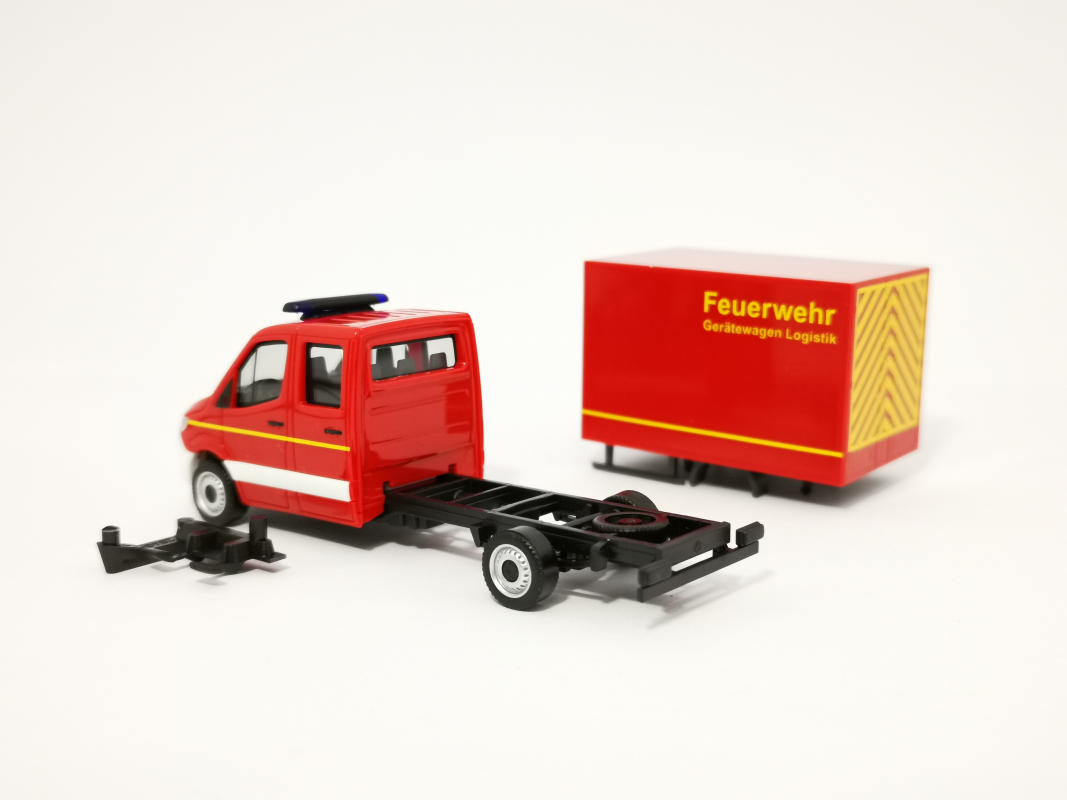 094009 Mb Sprinter `18 neue Doppelkabine mit Koffer „Feuerwehr“ Herpa