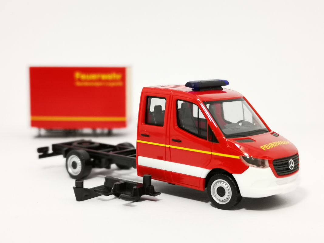 094009 Mb Sprinter `18 neue Doppelkabine mit Koffer „Feuerwehr“ Herpa