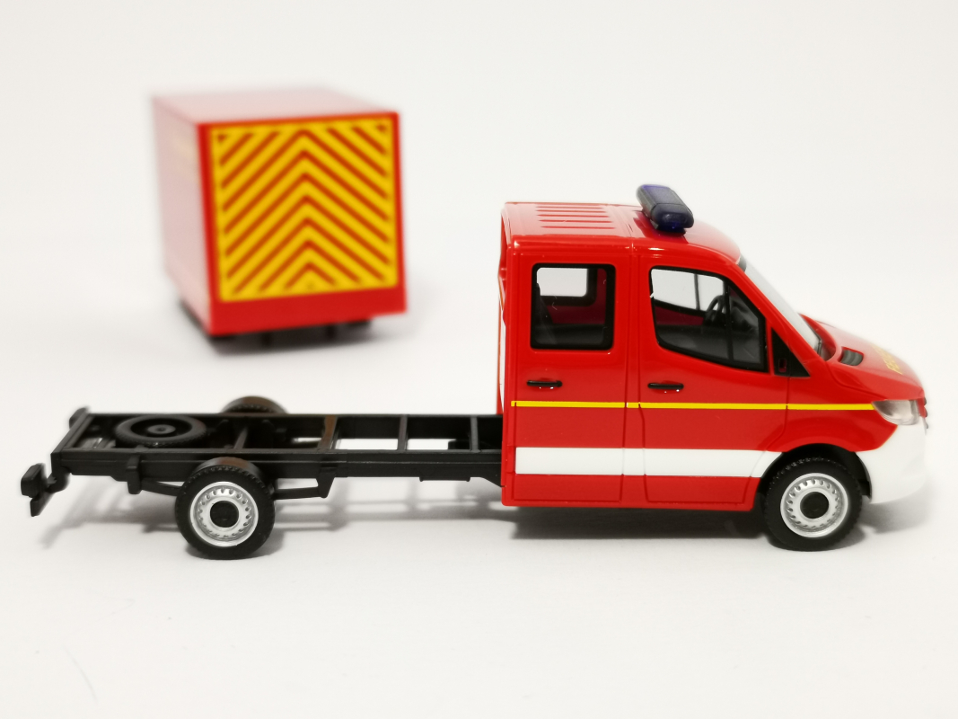 094009 Mb Sprinter `18 neue Doppelkabine mit Koffer „Feuerwehr“ Herpa