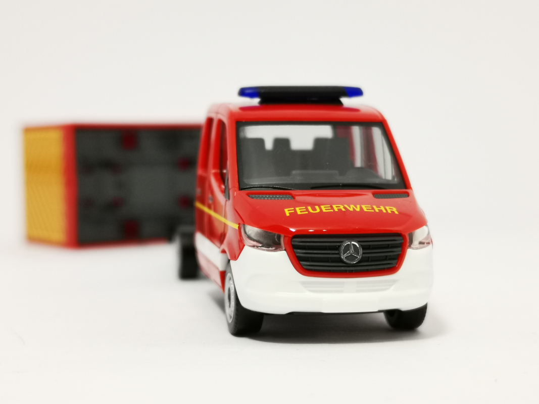 094009 Mb Sprinter `18 neue Doppelkabine mit Koffer „Feuerwehr“ Herpa