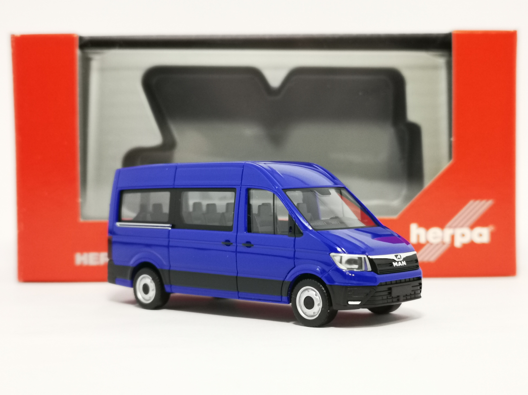 093743 MAN TGE Bus 9 Sitzer, ultramarinblau Herpa