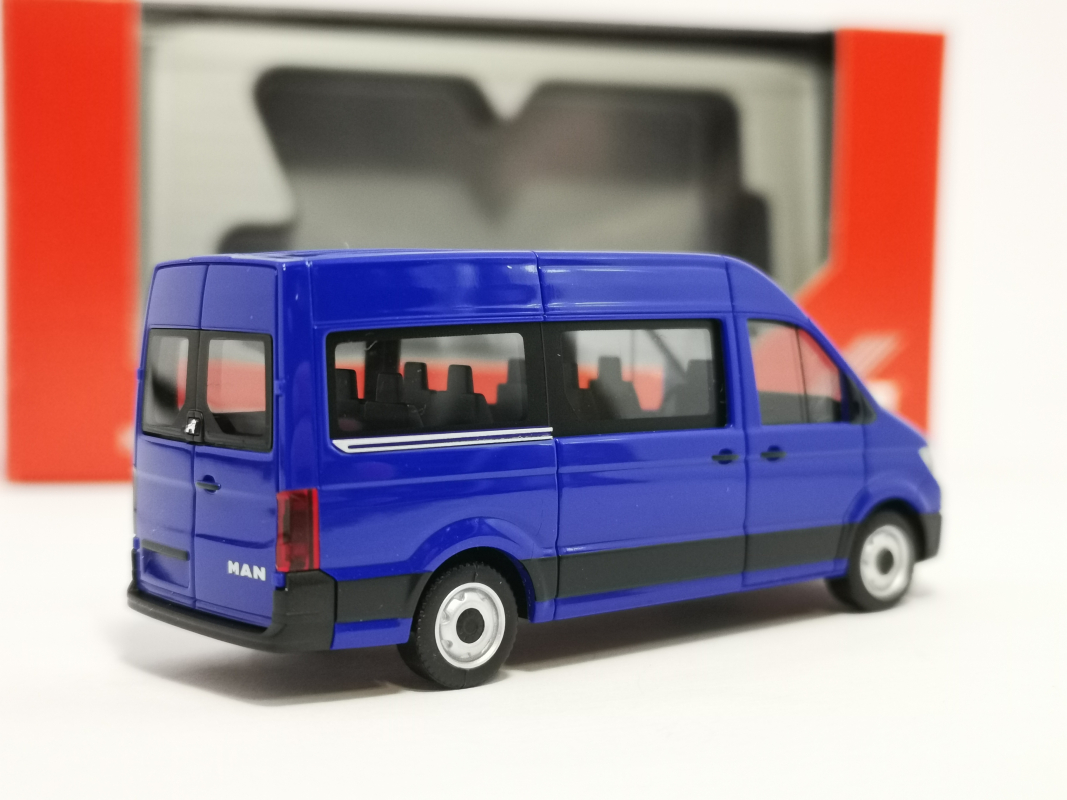 093743 MAN TGE Bus 9 Sitzer, ultramarinblau Herpa