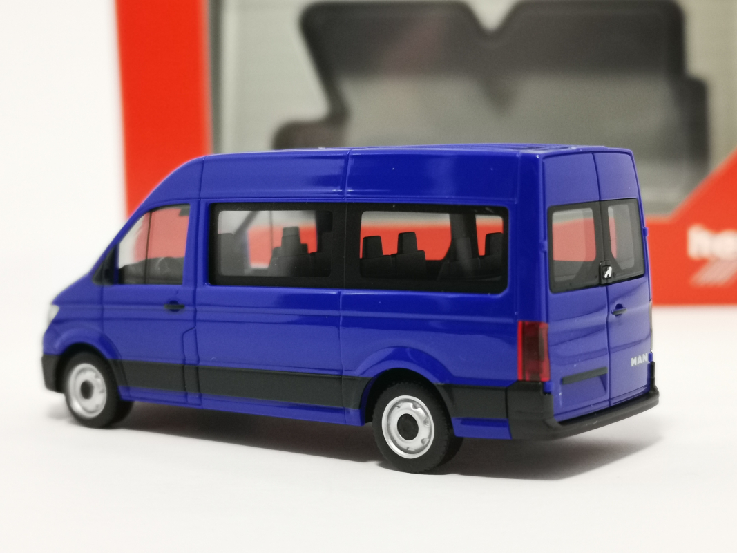 093743 MAN TGE Bus 9 Sitzer, ultramarinblau Herpa