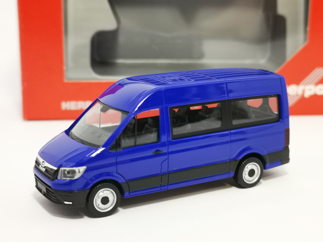 093743 MAN TGE Bus 9 Sitzer, ultramarinblau Herpa