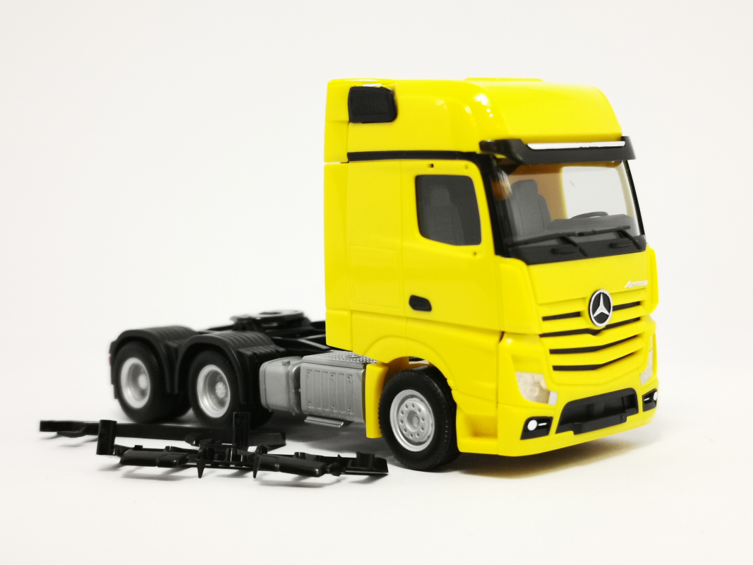 305167-003 Mb Actros Gigaspace 6x4 Zugmaschine, gelb Herpa*SALE