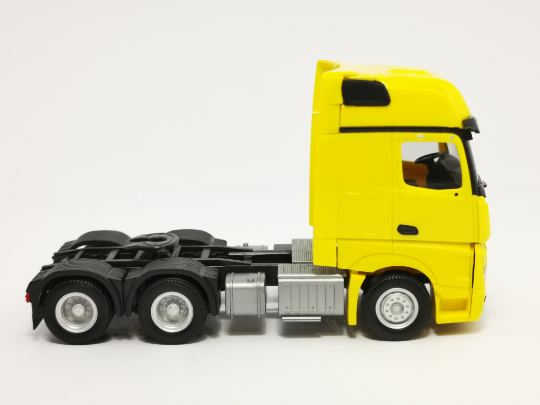 305167-003 Mb Actros Gigaspace 6x4 Zugmaschine, gelb Herpa*SALE