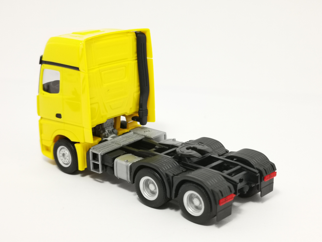 305167-003 Mb Actros Gigaspace 6x4 Zugmaschine, gelb Herpa*SALE