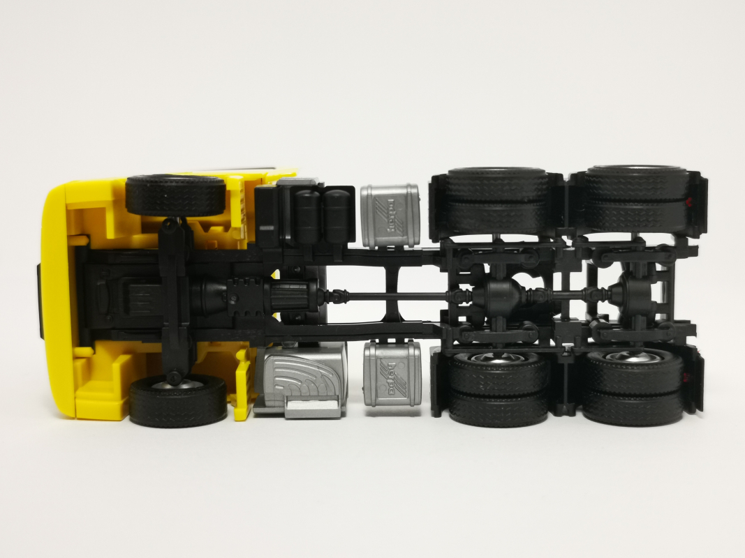 305167-003 Mb Actros Gigaspace 6x4 Zugmaschine, gelb Herpa*SALE
