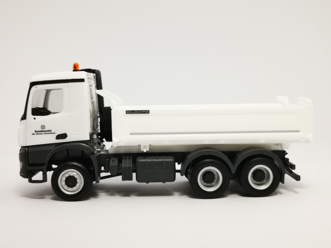 746755 Mercedes-Benz Arocs S Kipper-LKW "BW Fuhrpark Service" Herpa