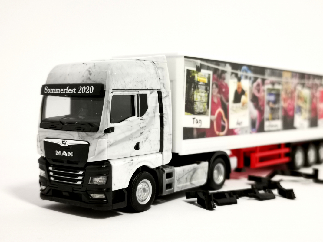 941273 MAN TGX GX Gardinenplanen Sz "Sommerfest 2020" Herpa
