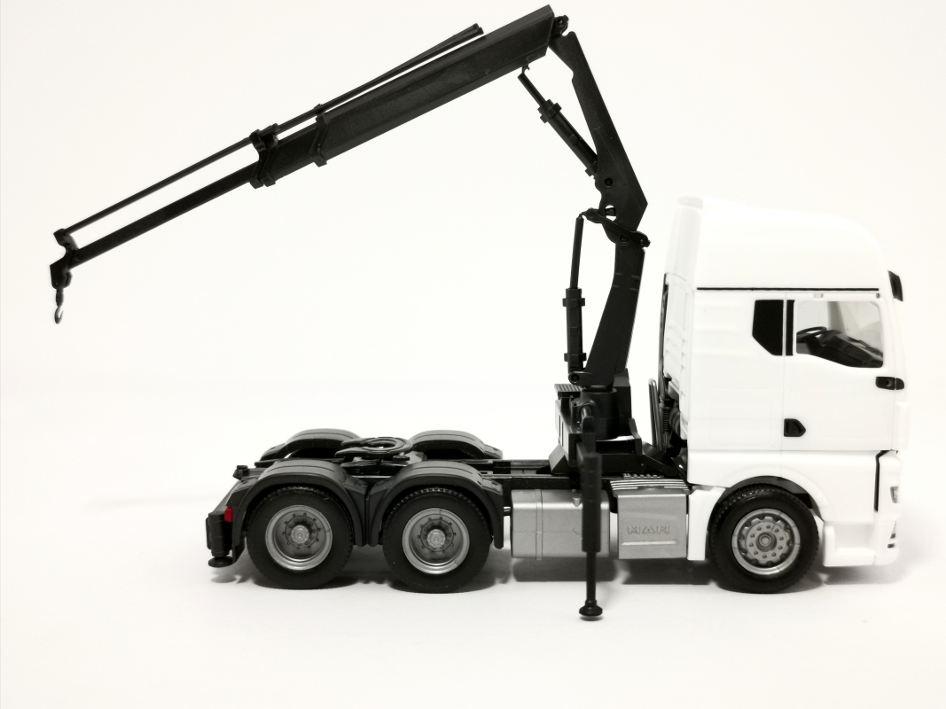 313100 MAN TGX GX 6x4 Zugmaschine mit Ladekran und ausfahrbaren Stützen, weiß Herpa