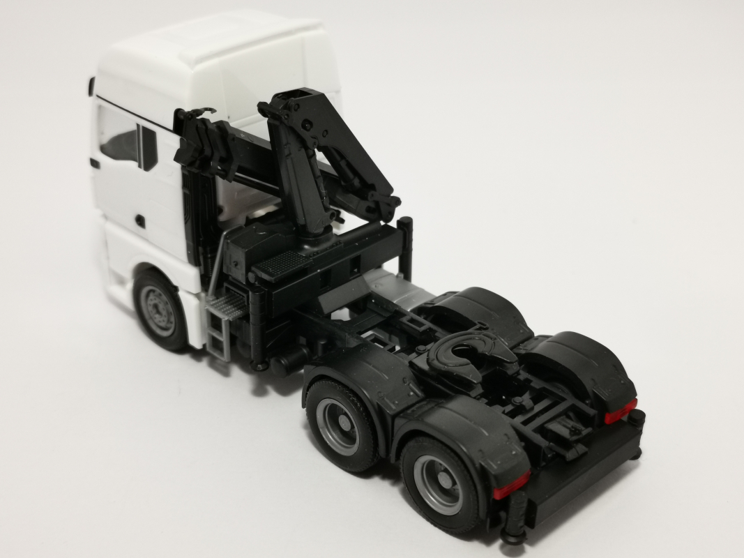 313100 MAN TGX GX 6x4 Zugmaschine mit Ladekran und ausfahrbaren Stützen, weiß Herpa
