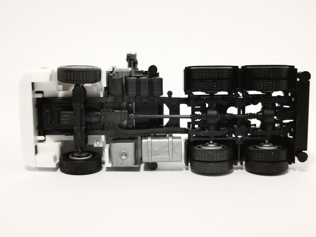 313100 MAN TGX GX 6x4 Zugmaschine mit Ladekran und ausfahrbaren Stützen, weiß Herpa