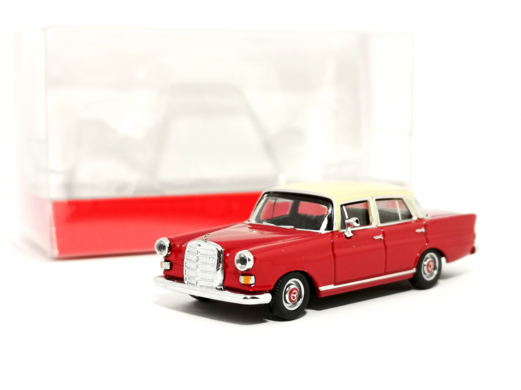 430739 Mercedes-Benz 200 Heckflosse, rot/creme Herpa