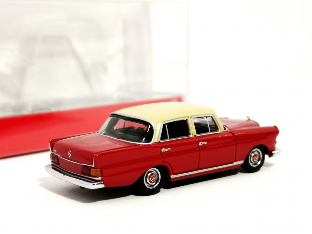 430739 Mercedes-Benz 200 Heckflosse, rot/creme Herpa