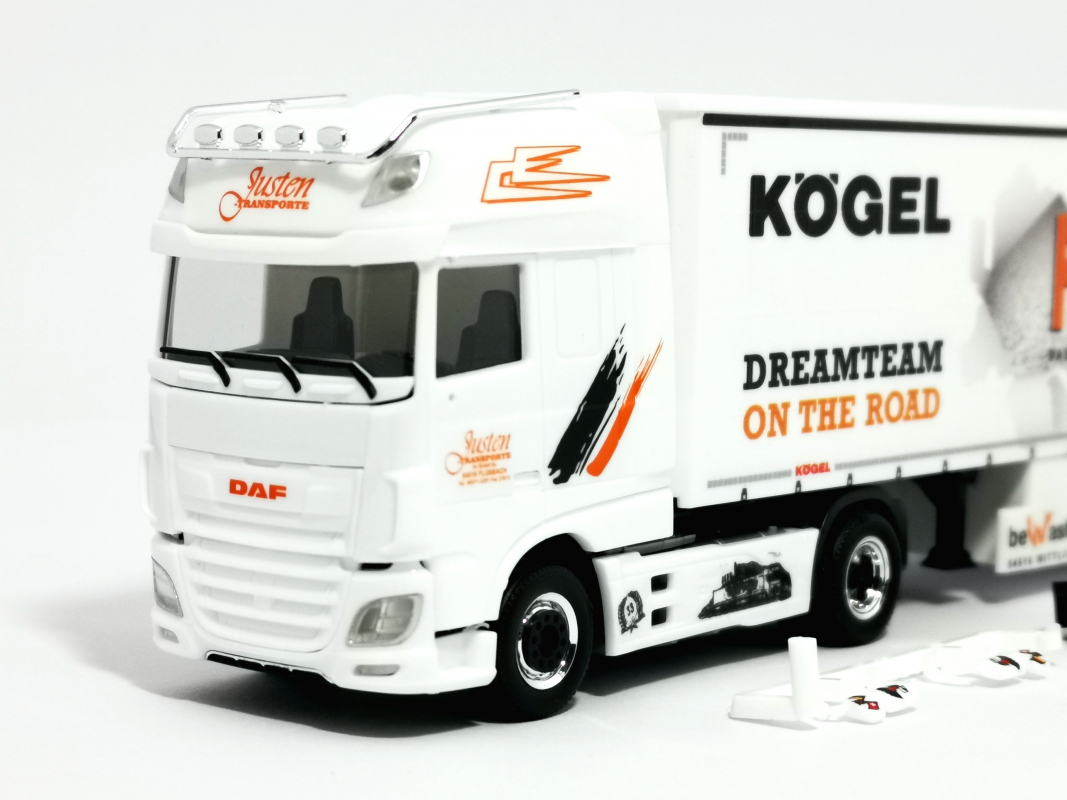945202 DAF XF SSC Gardinenplanensattelzug "Justen Transporte" Herpa
