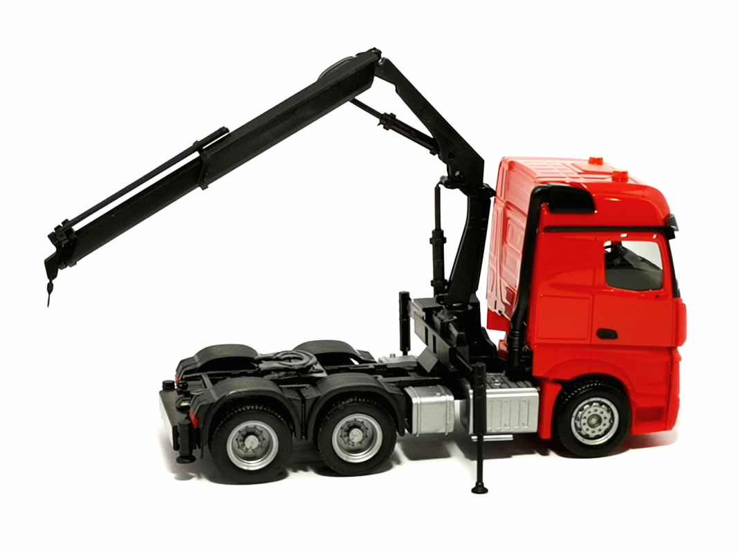 313315 Mercedes-Benz Arocs 6x4 Zugmaschine mit Ladekran, rot Herpa