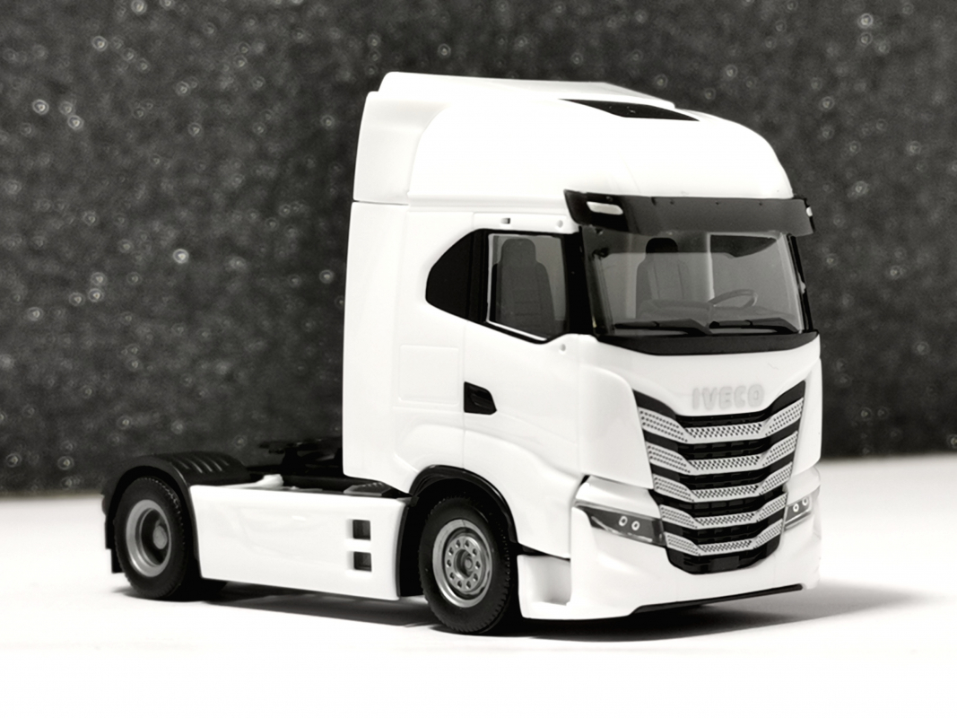 313445 Iveco S-Way Zugmaschine, weiß Herpa