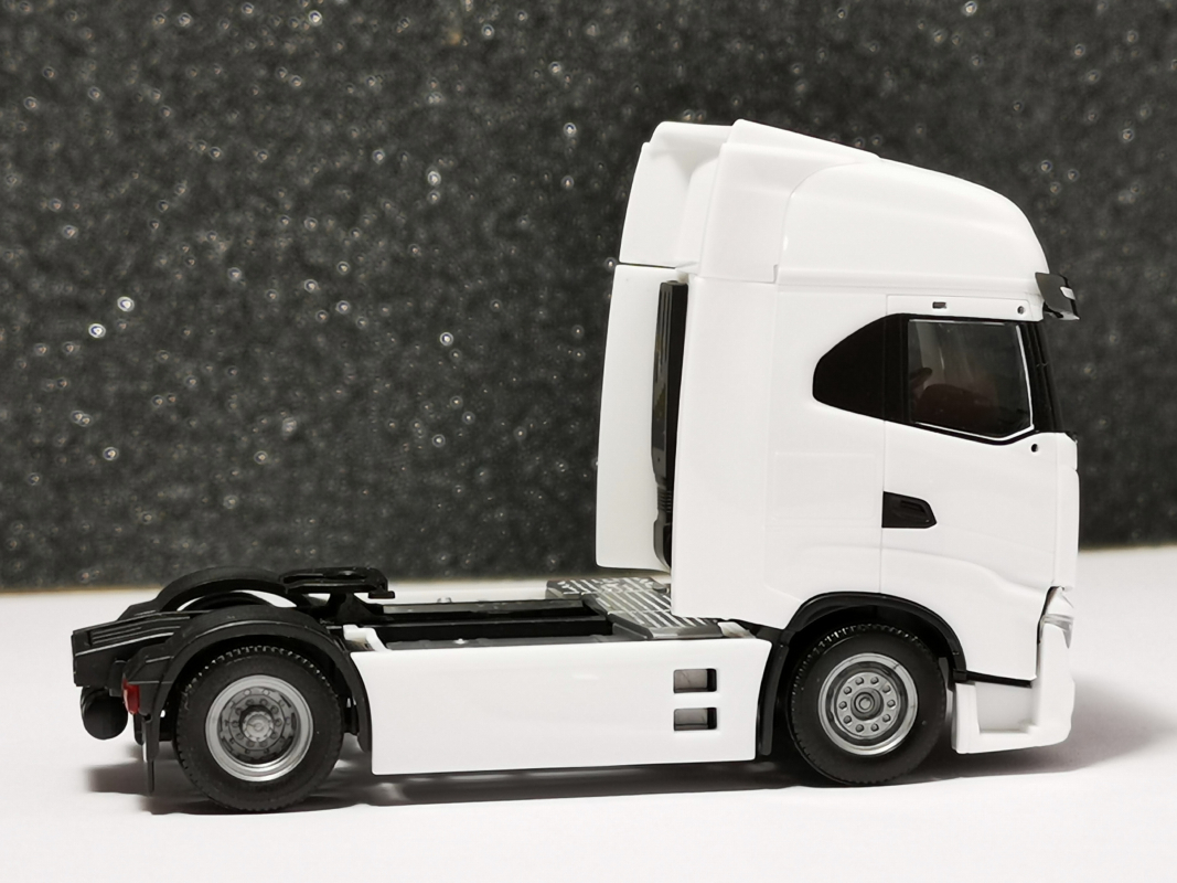 313445 Iveco S-Way Zugmaschine, weiß Herpa