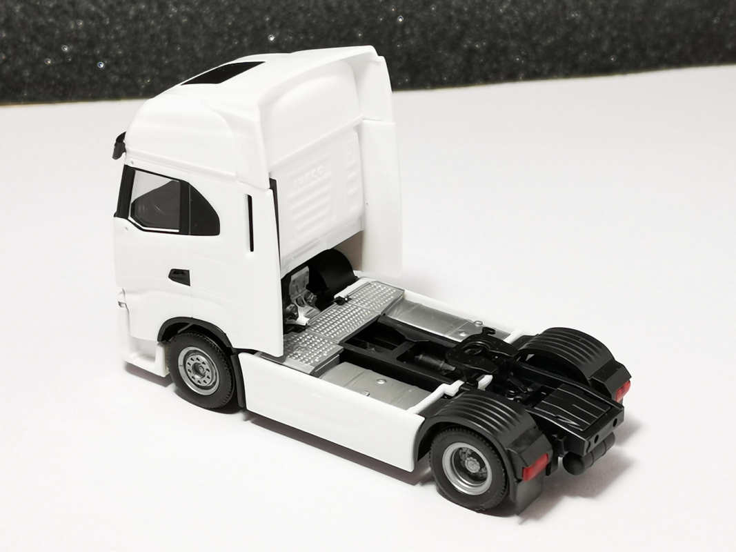 313445 Iveco S-Way Zugmaschine, weiß Herpa