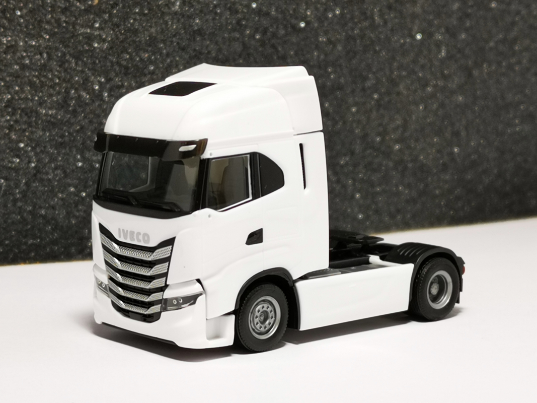 313445 Iveco S-Way Zugmaschine, weiß Herpa