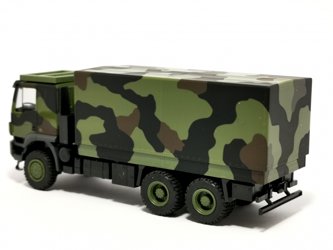 746786 Iveco Trakker 6x6 mit Wechselaufbau Flecktarndesign „Bundeswehr“ Herpa