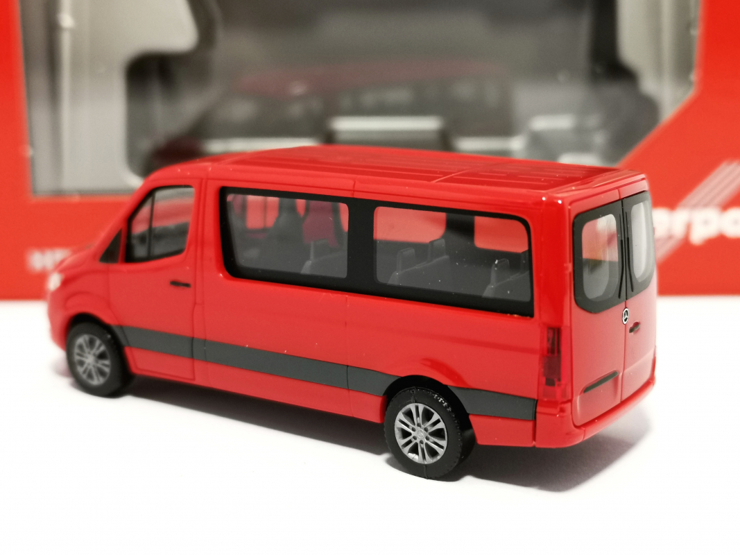 096478 Mercedes-Benz Sprinter ‘18 Bus Flachdach, feuerrot Herpa