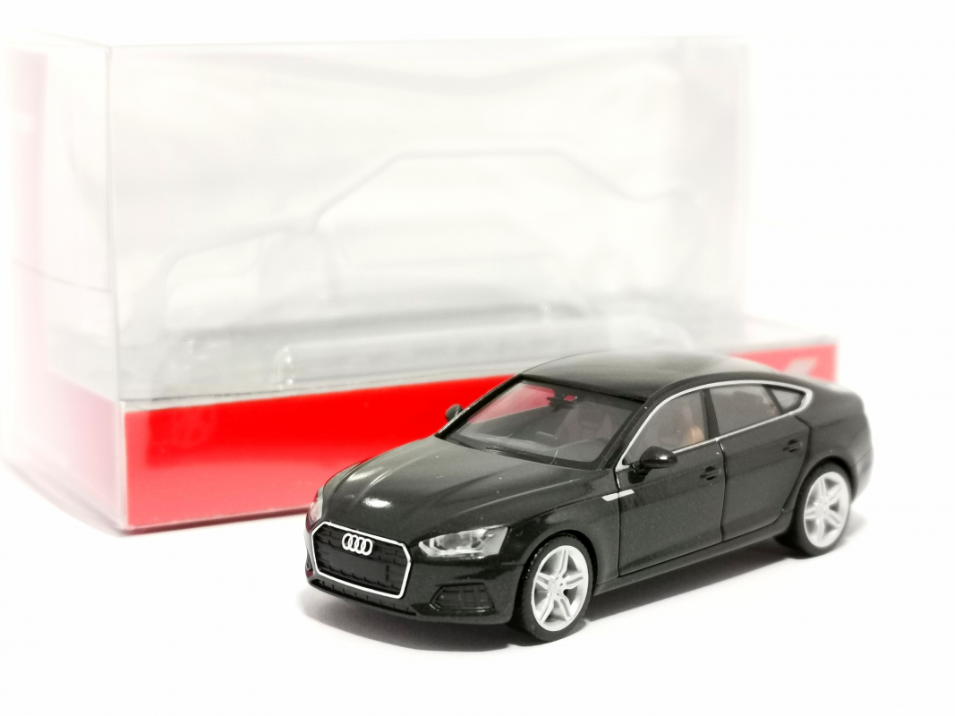 038706-002 Audi A5 Sportback, distriktgrün metallic Herpa