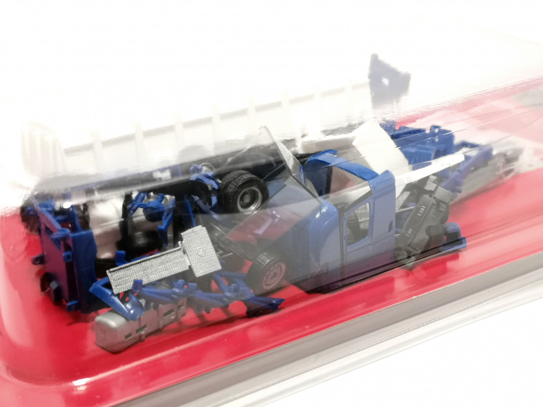 013031 MiniKit: Mb Actros Giga Bulkcontainer-Sattelzug, blau Herpa/Restbestand