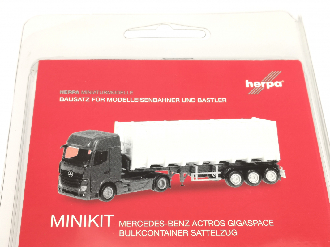 013031 MiniKit: Mb Actros Giga Bulkcontainer-Sattelzug, blau Herpa/Restbestand