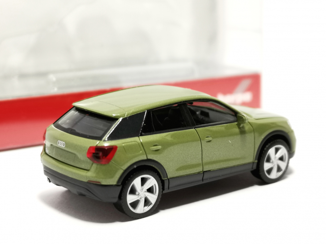 038676-004 Audi Q2, Apfelgrün Metallic	Herpa
