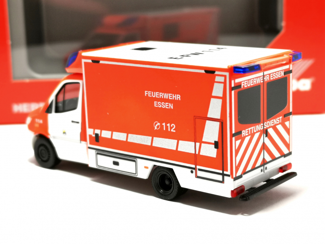 096737 Mercedes-Benz Sprinter `18 Fahrtec RTW „Feuerwehr Essen“ Herpa