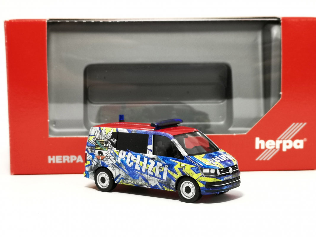096348 Volkswagen T6 Bus „Polizei Sachsen-Anhalt Infomobil“ Herpa