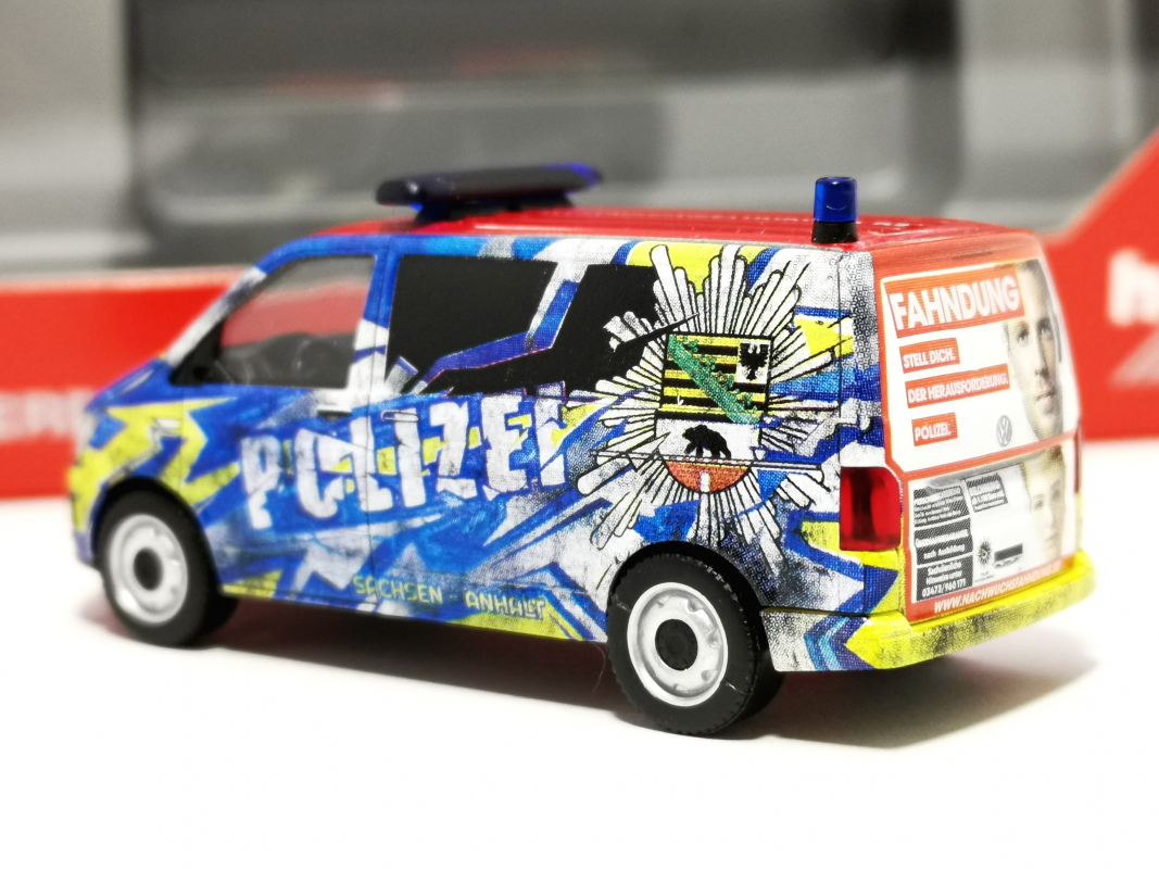 096348 Volkswagen T6 Bus „Polizei Sachsen-Anhalt Infomobil“ Herpa