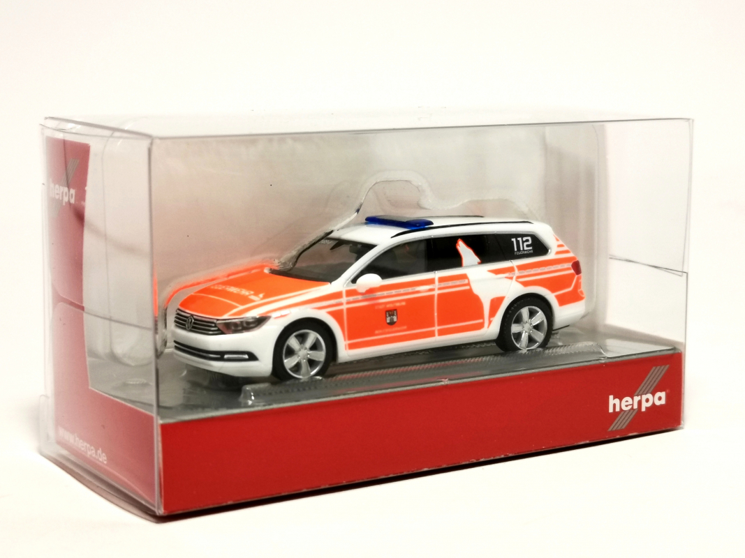 096751 Volkswagen Passat Variant „Feuerwehr Wolfsburg“ Herpa