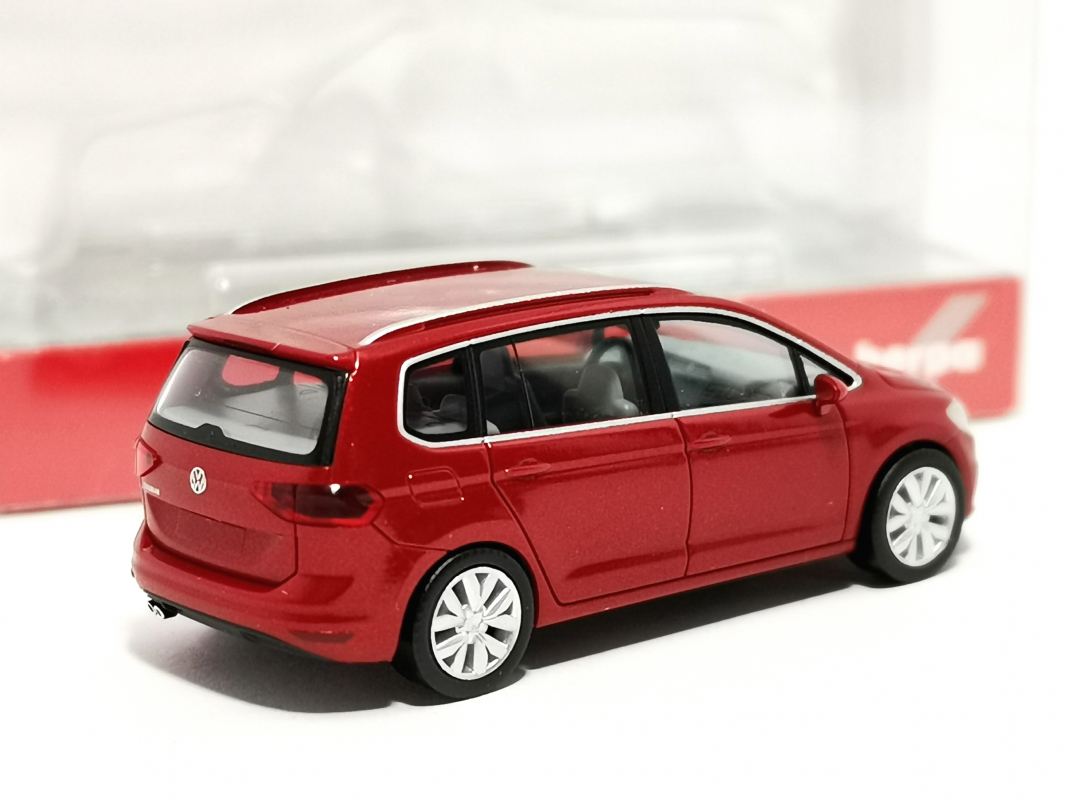038492-004 VW Touran, Kings Red Metallic Herpa