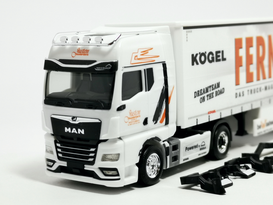 949743 MAN TGX GX Gardinenplanen Sattelzug "Justen Transporte" Herpa