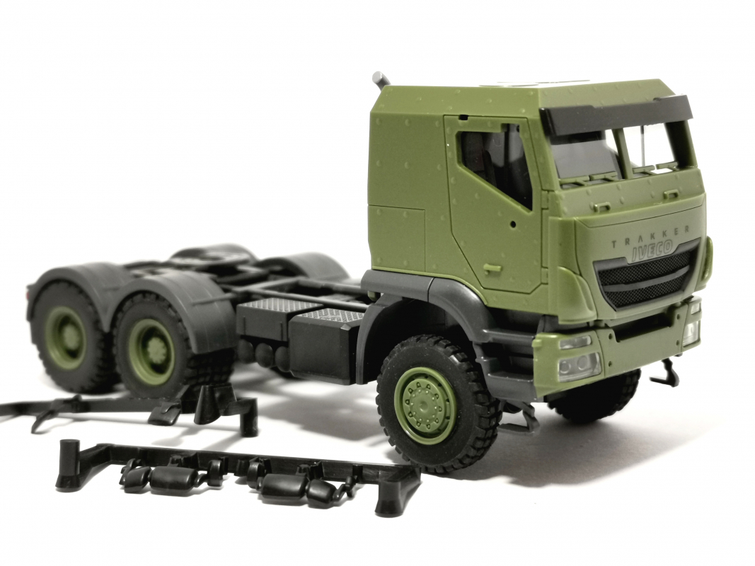 746892 Iveco Trakker geschützt 6x6 Sattelzugmaschine „Bundeswehr“ Herpa