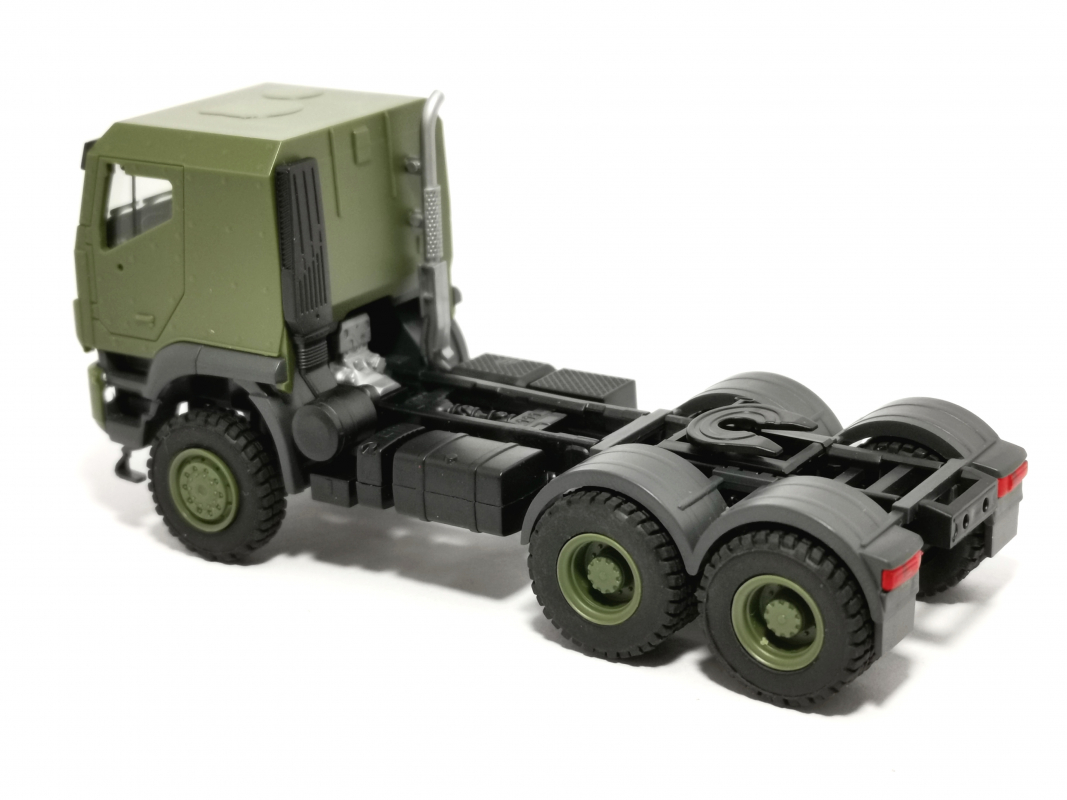 746892 Iveco Trakker geschützt 6x6 Sattelzugmaschine „Bundeswehr“ Herpa