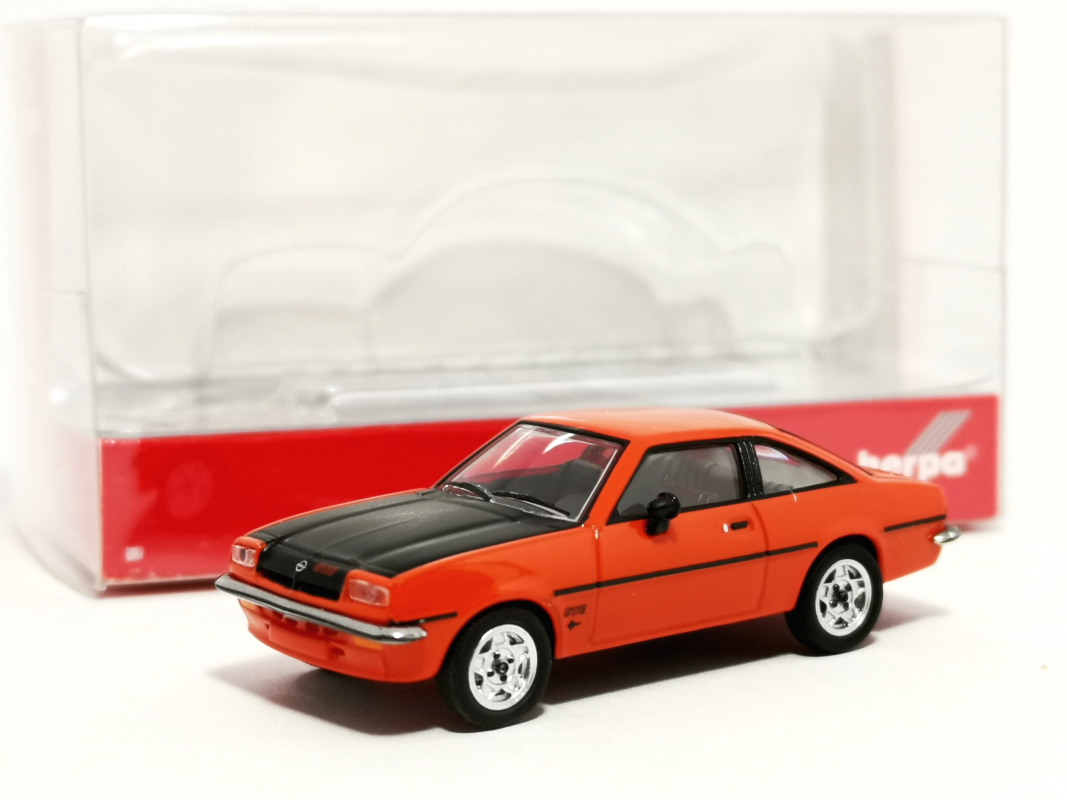 024389-007 Opel Manta B, blutorange/schwarz Herpa