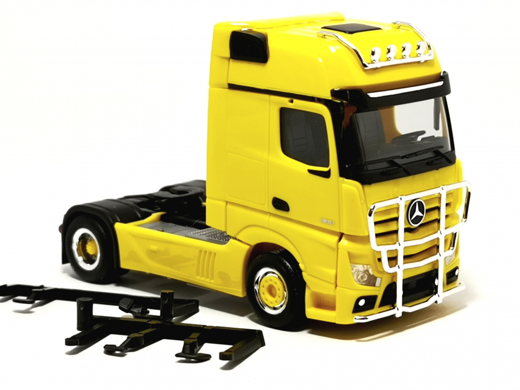 311533-004 Mb Actros Gigaspace `18 mit Rammschutz und Lampenbügel, verkehrsgelb Herpa