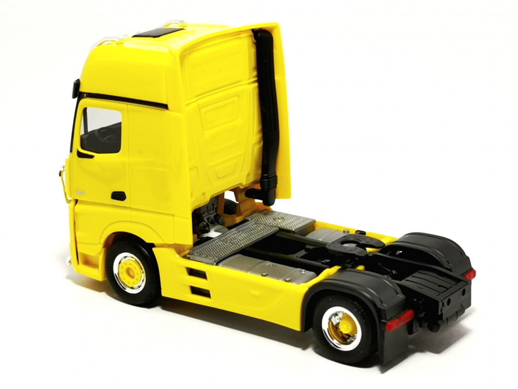 311533-004 Mb Actros Gigaspace `18 mit Rammschutz und Lampenbügel, verkehrsgelb Herpa