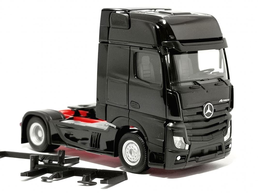 309202-003 Mb Actros Gigaspace Zugmaschine, schwarz Herpa