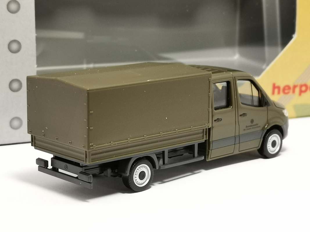 700795 Mercedes-Benz Sprinter `18 Doppelkabine mit Plane „Bundeswehr“ Herpa